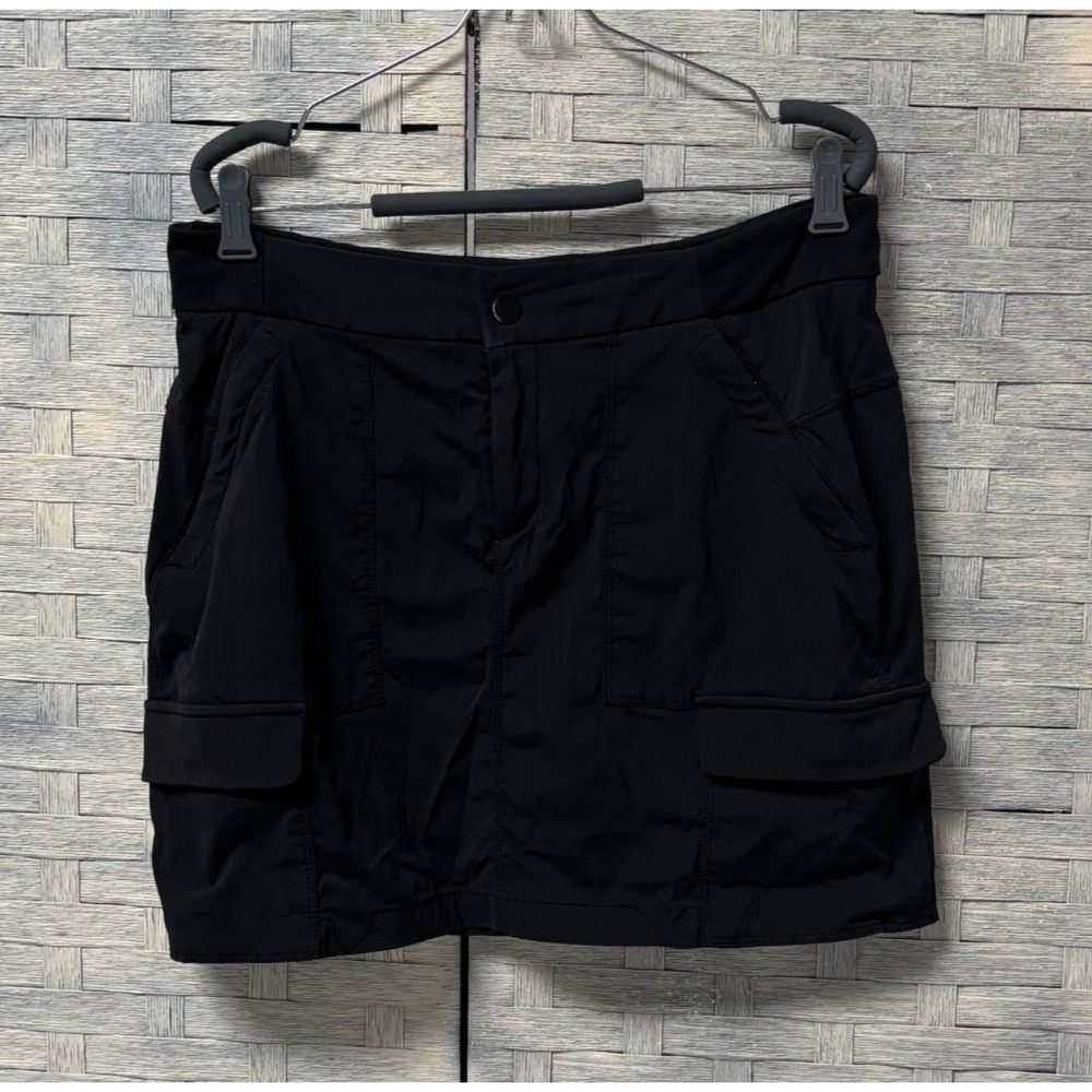 Athleta Black Cargo Skirt with Built-in Shorts Active Athleisure Size Medium - Picture 2 of 8